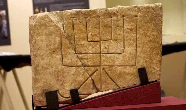 Menorah, catacombe, scritte sulla pietra: i resti della millenaria presenza ebraica a Bari